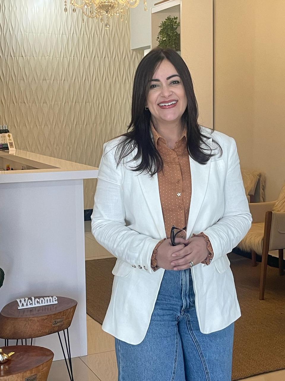Érica Brollo Lima na recepção da clínica